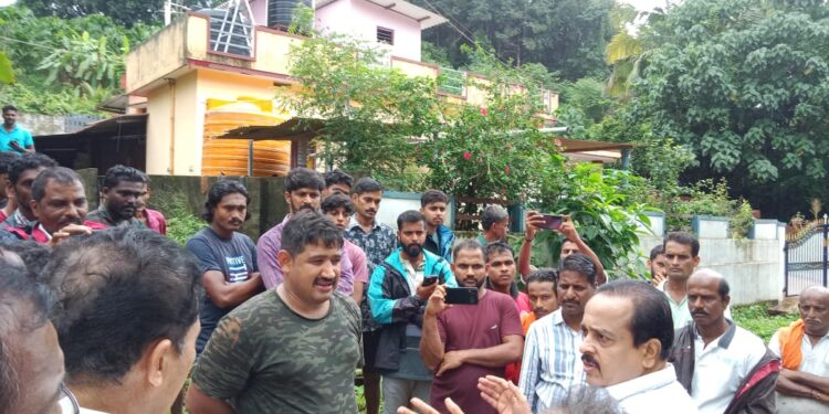 ಪುತ್ತೂರು: ಬೆಳ್ಳಿಪ್ಪಾಡಿ ಗ್ರಾಮದ ಕಠಾರ ಎಂಬಲ್ಲಿ ಎರಡು ಕಾಡನೆ ಗಳು ಪ್ರತ್ಯಕ್ಷ  ಸ್ಥಳಕ್ಕೆ ಶಾಸಕ ಅಶೋಕ್ ರೈ, ಮಾಜಿ ಶಾಸಕ ಮಠಂದೂರು ಭೇಟಿ