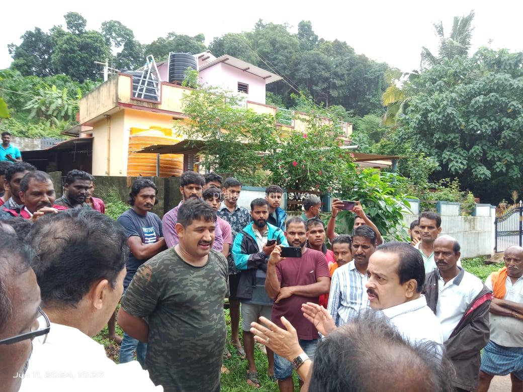 ಪುತ್ತೂರು: ಬೆಳ್ಳಿಪ್ಪಾಡಿ ಗ್ರಾಮದ ಕಠಾರ ಎಂಬಲ್ಲಿ ಎರಡು ಕಾಡನೆ ಗಳು ಪ್ರತ್ಯಕ್ಷ  ಸ್ಥಳಕ್ಕೆ ಶಾಸಕ ಅಶೋಕ್ ರೈ, ಮಾಜಿ ಶಾಸಕ ಮಠಂದೂರು ಭೇಟಿ