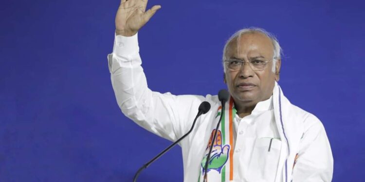 ದೆಹಲಿ: ನರೇಂದ್ರ ಮೋದಿ ಪ್ರಧಾನಿಯಾಗಿ ಪ್ರಮಾಣ ವಚನ ಸ್ವೀಕಾರ ಸಮಾರಂಭಕ್ಕೆ ಕಾಂಗ್ರೆಸ್‌ ಹಿರಿಯ ನಾಯಕ, ಎಐಸಿಸಿ ಅಧ್ಯಕ್ಷ ಮಲ್ಲಿಕಾರ್ಜುನ ಖರ್ಗೆಗೆ ಆಹ್ವಾನ