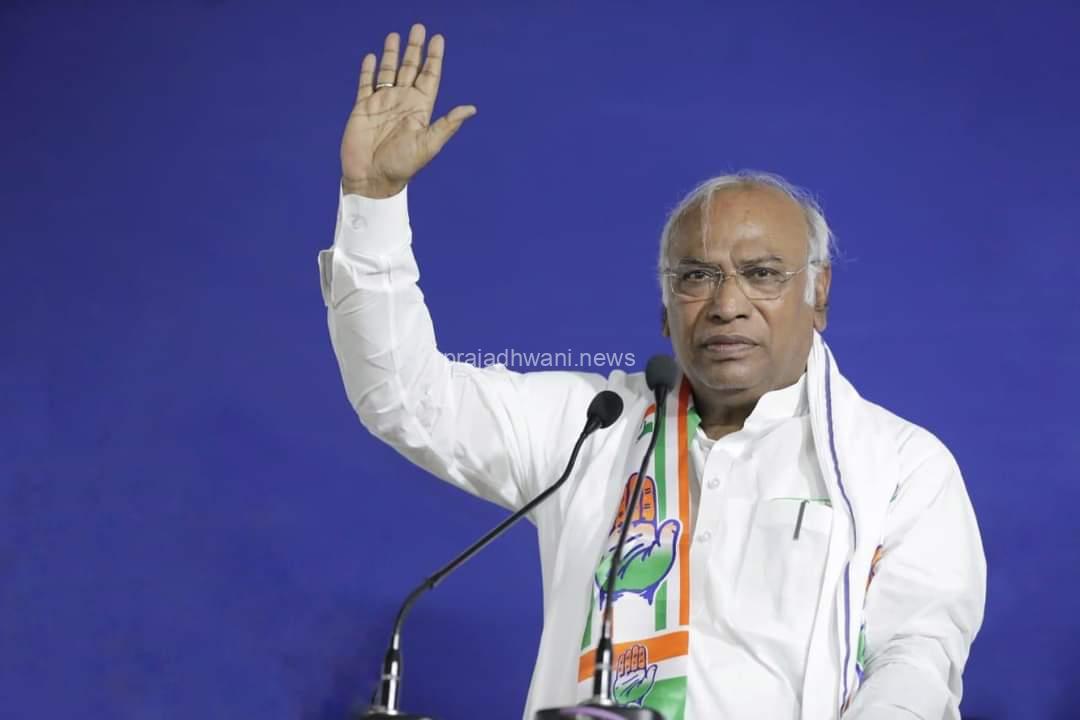 ದೆಹಲಿ: ನರೇಂದ್ರ ಮೋದಿ ಪ್ರಧಾನಿಯಾಗಿ ಪ್ರಮಾಣ ವಚನ ಸ್ವೀಕಾರ ಸಮಾರಂಭಕ್ಕೆ ಕಾಂಗ್ರೆಸ್ ಹಿರಿಯ ನಾಯಕ, ಎಐಸಿಸಿ ಅಧ್ಯಕ್ಷ ಮಲ್ಲಿಕಾರ್ಜುನ ಖರ್ಗೆಗೆ ಆಹ್ವಾನ
