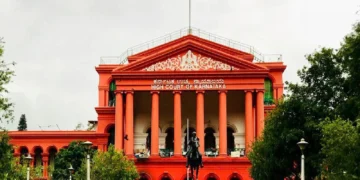 ಎದೆ ನೋವೆಂದು ಕ್ಲಿನಿಕ್​ಗೆ ಬಂದ ಯುವತಿ; ತಪಾಸಣೆ ನೆಪದಲ್ಲಿ ಅಂಗಿ ಬಿಚ್ಚಿಸಿ ಮುತ್ತಿಟ್ಟ ವೈದ್ಯ