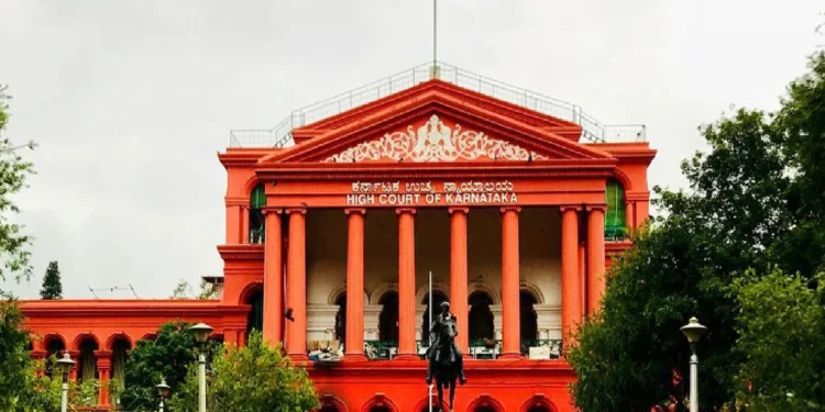 ಎದೆ ನೋವೆಂದು ಕ್ಲಿನಿಕ್​ಗೆ ಬಂದ ಯುವತಿ; ತಪಾಸಣೆ ನೆಪದಲ್ಲಿ ಅಂಗಿ ಬಿಚ್ಚಿಸಿ ಮುತ್ತಿಟ್ಟ ವೈದ್ಯ