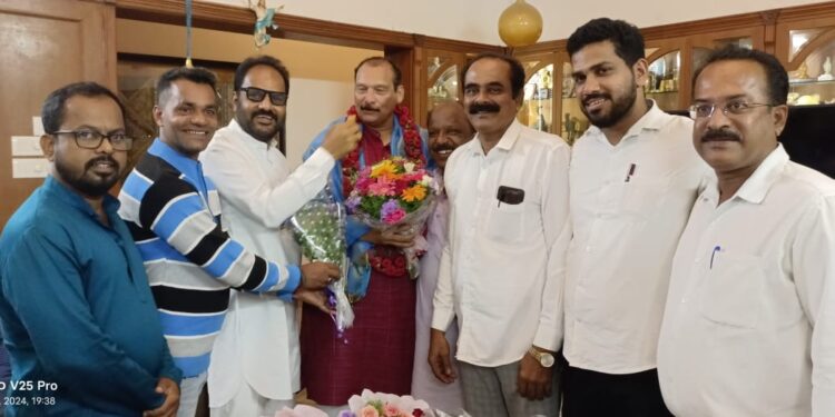 ಪುತ್ತೂರು: ವಿಧಾನಪರಿಷತ್ ‌ಸದಸ್ಯರಾಗಿ ಆಯ್ಕೆಯಾದ ಐವಾನ್ ಡಿ ಸೋಜ ಅಭಿನಂದಿಸಿದ ಕಾಂಗ್ರೆಸ್ ‌ನಾಯಕ ಕಾವು ಹೇಮನಾಥ ಶೆಟ್ಟಿ