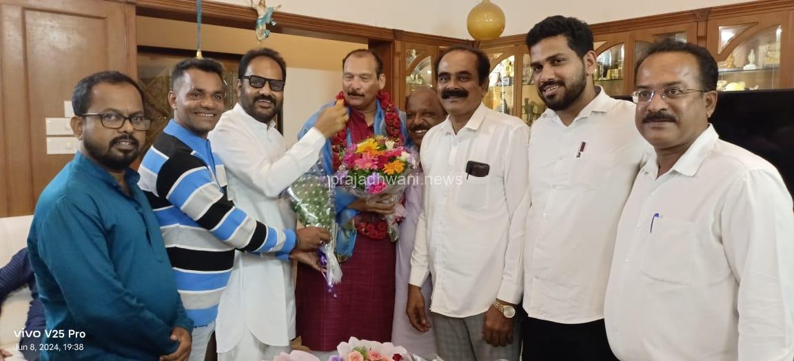 ಪುತ್ತೂರು: ವಿಧಾನಪರಿಷತ್ ಸದಸ್ಯರಾಗಿ ಆಯ್ಕೆಯಾದ ಐವಾನ್ ಡಿ ಸೋಜ ಅಭಿನಂದಿಸಿದ ಕಾಂಗ್ರೆಸ್ ನಾಯಕ ಕಾವು ಹೇಮನಾಥ ಶೆಟ್ಟಿ
