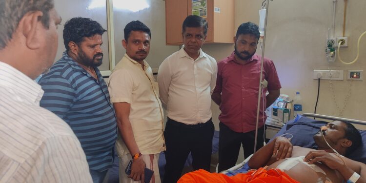 ಮುಡಿಪು: ಬೋಳಿಯಾರ್ ಚೂರಿ ಇರಿತ ಆಸ್ಪತ್ರೆಗೆ ಭೇಟಿ ನೀಡಿದ ಹಿಂ ಜಾ ವೇ ಪ್ರಮುಖರು.ಜೂನ್ 18 ರಂದು ಬೃಹತ್ ಜನಜಾಗೃತಿ ಸಭೆ