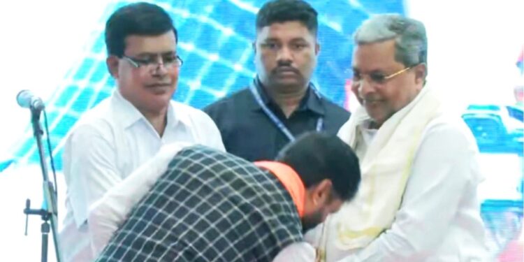 ಪ್ರಮಾಣ ವಚನ ಸ್ವೀಕರಿಸಿ ಮುಖ್ಯಮಂತ್ರಿ ಕಾಲಿಗೆ ನಮಸ್ಕರಿಸಿ, ಆಶೀರ್ವಾದ ಪಡೆದ ಸಿ.ಟಿ ರವಿ.