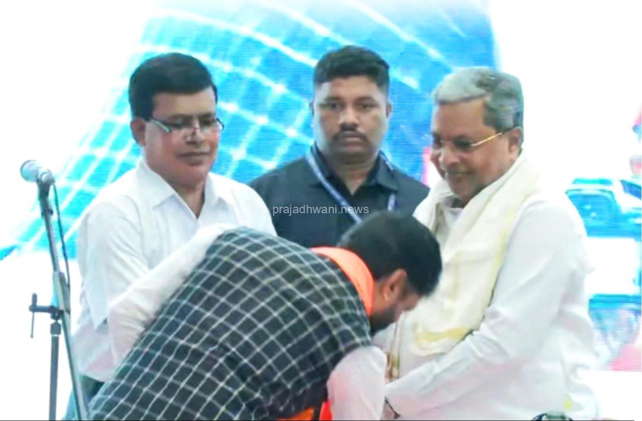 ಪ್ರಮಾಣ ವಚನ ಸ್ವೀಕರಿಸಿ ಮುಖ್ಯಮಂತ್ರಿ ಕಾಲಿಗೆ ನಮಸ್ಕರಿಸಿ, ಆಶೀರ್ವಾದ ಪಡೆದ ಸಿ.ಟಿ ರವಿ.