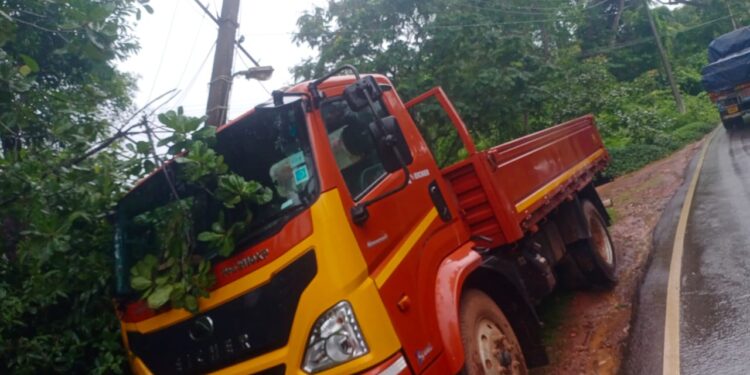 ವಿಟ್ಲ: ಕೇಪು ಮೈರ ಸಮೀಪ ಚಾಲಕನಿಗೆ ಹೃದಯಾಘಾತ ಇಚಾರ್ ಲಾರಿ ವಿದ್ಯುತ್ ಕಂಬಕ್ಕೆ ಡಿಕ್ಕಿ