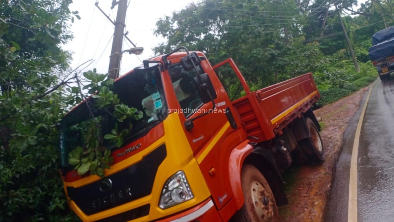 ವಿಟ್ಲ: ಕೇಪು ಮೈರ ಸಮೀಪ ಚಾಲಕನಿಗೆ ಹೃದಯಾಘಾತ ಇಚಾರ್ ಲಾರಿ ವಿದ್ಯುತ್ ಕಂಬಕ್ಕೆ ಡಿಕ್ಕಿ