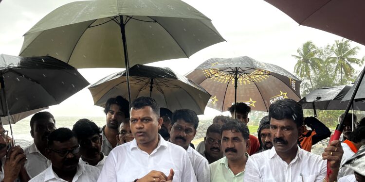 ಉಳ್ಳಾಲ: ಸೋಮೇಶ್ವರ ಕಡಲ್ಕೊರೆತ ಪ್ರದೇಶಗಳಿಗೆ ಭೇಟಿ ನೀಡಿದ ಸಂಸದ ಕ್ಯಾಪ್ಟನ್ ಬ್ರಿಜೇಶ್ ಚೌಟ