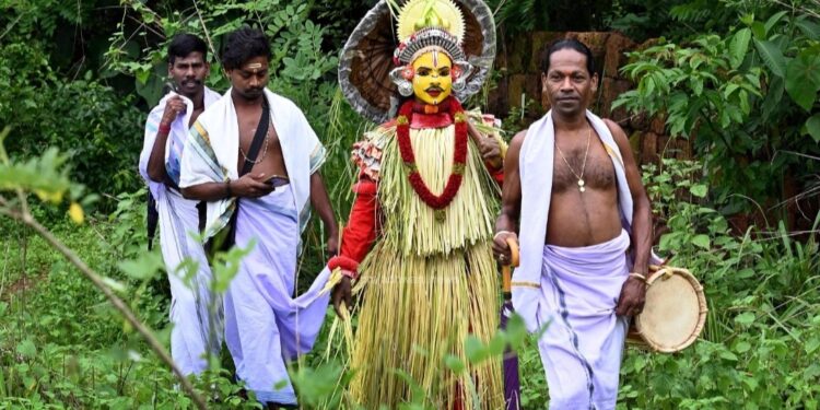 ತುಳುನಾಡಿನ ವಿಶಿಷ್ಟ ಸಂಪ್ರದಾಯ ಆಟಿ ತಿಂಗಳು. ಊರಿನ ಮಾರಿ ಕಳೆಯಲು ಬರುವವನೇ ಆಟಿ ಕಳಂಜ.