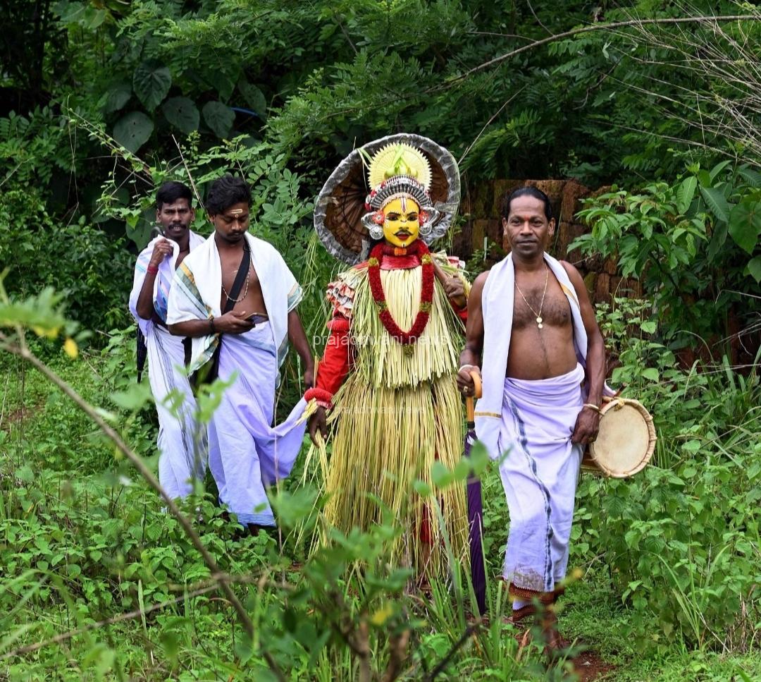 ತುಳುನಾಡಿನ ವಿಶಿಷ್ಟ ಸಂಪ್ರದಾಯ ಆಟಿ ತಿಂಗಳು. ಊರಿನ ಮಾರಿ ಕಳೆಯಲು ಬರುವವನೇ ಆಟಿ ಕಳಂಜ.