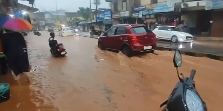 ಅರ್ಧ ಗಂಟೆ ಸುರಿದ ಮಳೆಗೆ ನದಿಯಂತಾಗಿತ್ತು ಪುತ್ತೂರು ; ಸರಿಯಾದ ಚರಂಡಿ ವ್ಯವಸ್ಥೆ ಇಲ್ಲದೇ ರಸ್ತೆಯಲ್ಲೇ ನಿಂತ ನೀರು