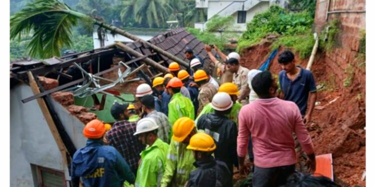 ದ.ಕ. ಉಳ್ಳಾಲ :ಕಂಪೌಂಡ್ ಕುಸಿದು ಮನೆ ಮೇಲೆ ಬಿದ್ದು ಮಕ್ಕಳು ಸಹಿತ ನಾಲ್ವರು ಬಲಿ