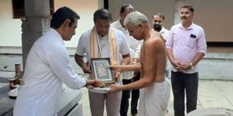 ಎಲಿಯ ದೇವಳಕ್ಕೆ ಧಾರ್ಮಿಕ ದತ್ತಿ ಪರಿಷತ್ನ ಸದಸ್ಯ ಶಿವನಾಥ ರೈ ಮೇಗಿನಗುತ್ತು ಭೇಟಿ-ಪ್ರಾಕೃತಿಕ ವಿಕೋಪದಿಂದ ದೇವಳದ ಆವರಣ ಗೋಡೆಗೆ ಹಾನಿ, ಪರಿಶೀಲನೆ, ಮನವಿ ಪತ್ರ ಸಲ್ಲಿಕೆ