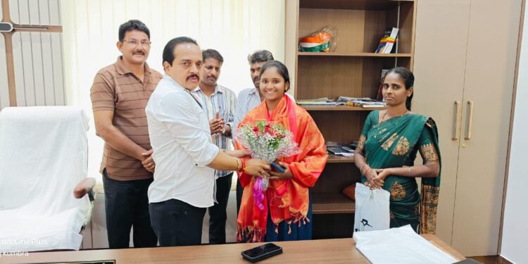 ಪಿಯುಸಿಯಲ್ಲಿ 572 ಅಂಕ ಸಿಇಟಿಯಲ್ಲಿ 30 ಸಾವಿರನೇ ರ್ಯಾಂಕ್ ವಿಜೇತೆಗೆ ಶಾಸಕರಿಂದ ಗೌರವ