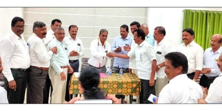 ಗೌಡರ ಯಾನೆ ಒಕ್ಕಲಿಗರ ಜಿಲ್ಲಾ ಮಾತೃ ಸಂಘ ನೋಂದಾವಣೆಗೆ ಸಿದ್ಧತೆ-ಪುತ್ತೂರುನಲ್ಲಿ ನಡೆದ ಸಮಾಜದ ಪ್ರಮುಖರ ಸಭೆಯಲ್ಲಿ ನಿರ್ಣಯ