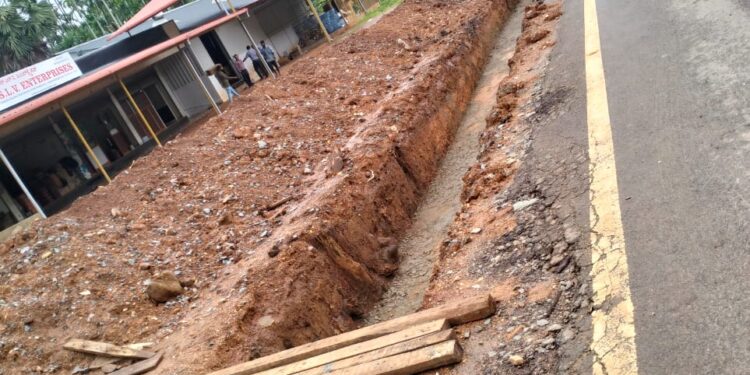 ಪುತ್ತೂರು – ಉಪ್ಪಿನಂಗಡಿ ರಾಜ್ಯ ರಸ್ತೆಯಲ್ಲಿ ಅವೈಜ್ಞಾನಿಕ ರೀತಿಯಲ್ಲಿ ಚರಂಡಿ ನಿರ್ಮಾಣ..? ಕಣ್ಣಿದ್ದು ಕುರುಡರಂತಾದ ಇಲಾಖೆ