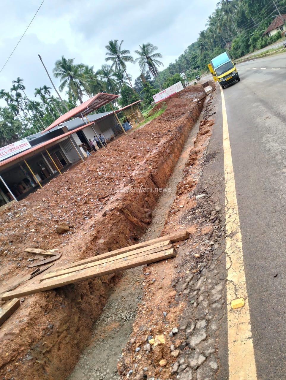 ಪುತ್ತೂರು – ಉಪ್ಪಿನಂಗಡಿ ರಾಜ್ಯ ರಸ್ತೆಯಲ್ಲಿ ಅವೈಜ್ಞಾನಿಕ ರೀತಿಯಲ್ಲಿ ಚರಂಡಿ ನಿರ್ಮಾಣ..? ಕಣ್ಣಿದ್ದು ಕುರುಡರಂತಾದ ಇಲಾಖೆ