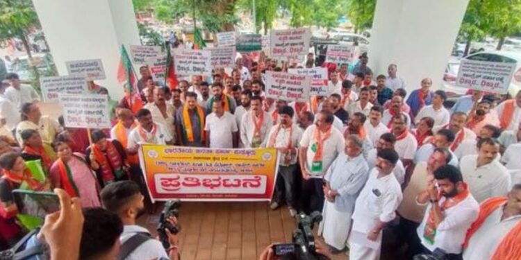 ಪುತ್ತೂರು;  ಕಾಂಗ್ರೇಸ್ ಸರಕಾರದ ಜನ ವಿರೋಧಿ ನೀತಿ ಖಂಡಿಸಿ ಬಿಜೆಪಿ ಪ್ರತಿಭಟನೆ – ರಾಜ್ಯ ಸರ್ಕಾರ ಪೆಟ್ರೋಲ್ ಮತ್ತು ಡೀಸೆಲ್ ಬೆಲೆ ಹೆಚ್ಚಳ ಮಾಡಿರುವುದನ್ನು ಖಂಡಿಸಿ ಪ್ರತಿಭಟನಾ ಮೆರವಣಿಗೆ