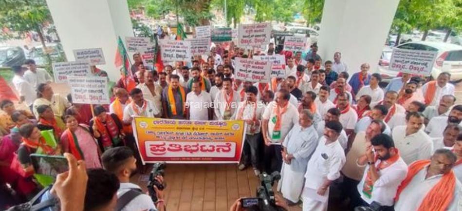 ಪುತ್ತೂರು; ಕಾಂಗ್ರೇಸ್ ಸರಕಾರದ ಜನ ವಿರೋಧಿ ನೀತಿ ಖಂಡಿಸಿ ಬಿಜೆಪಿ ಪ್ರತಿಭಟನೆ – ರಾಜ್ಯ ಸರ್ಕಾರ ಪೆಟ್ರೋಲ್ ಮತ್ತು ಡೀಸೆಲ್ ಬೆಲೆ ಹೆಚ್ಚಳ ಮಾಡಿರುವುದನ್ನು ಖಂಡಿಸಿ ಪ್ರತಿಭಟನಾ ಮೆರವಣಿಗೆ