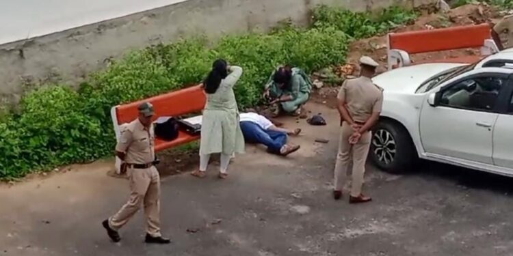 ಹಾಸನದಲ್ಲಿ ಹಾಡಹಗಲೇ ಗುಂಡಿನ ದಾಳಿ; ನಡುರಸ್ತೆಯಲ್ಲೇ ಗುಂಡಿಕ್ಕಿ ಇಬ್ಬರ ಹತ್ಯೆಗೈದ ಪಾತಕಿಗಳು!