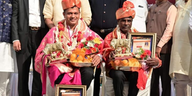 ಮಂಗಳೂರು: ಮಧ್ಯಮ ವರ್ಗದ ನಾನು ಸಂಸದನಾಗುವಂತ ಬದಲಾವಣೆ ಮೋದಿಯಿಂದ ಸಾಧ್ಯವಾಗಿದೆ:- ಸಂಸದ ಕ್ಯಾಪ್ಟನ್ ಬ್ರಿಜೇಶ್ ಚೌಟ        ಒಂದು ಕಾಲದಲ್ಲಿ ಭೂಮಿ ಕಳೆದುಕೊಂಡರು ಸ್ವಂತ ಸ್ವಾಭಿಮಾನದಿಂದ ಬದುಕಿದ ಸಮಾಜವಿದ್ದರೆ ಅದು ಬಂಟ ಸಮಾಜ:- ಸಂಸದ ಕೋಟಾ ಶ್ರೀನಿವಾಸ್ ಪೂಜಾರಿ