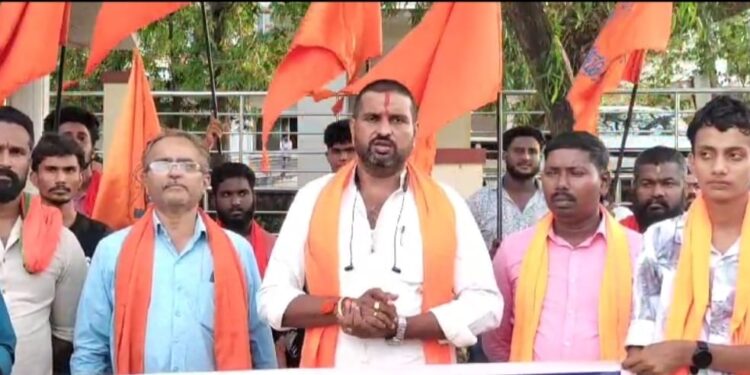 ಪುತ್ತೂರು: ಮುಸ್ಲಿಂರು ನಮಾಜ್ ಮಾಡಿದರೆ, ನಾವು ರಸ್ತೆಯಲ್ಲಿ ಭಜನೆ, ಪೂಜೆಗಳನ್ನು ಮಾಡಬೇಕಾದ ದಿನಗಳು ಬರಬಹುದು : ಬಜರಂಗದಳ ನಾಯಕ ಮುರಳಿಕೃಷ್ಣ ಹಸಂತಡ್ಕ ಎಚ್ಚರಿಸಿದರು.