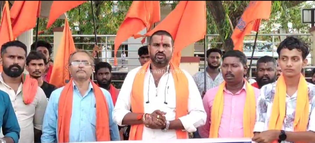 ಪುತ್ತೂರು: ಮುಸ್ಲಿಂರು ನಮಾಜ್ ಮಾಡಿದರೆ, ನಾವು ರಸ್ತೆಯಲ್ಲಿ ಭಜನೆ, ಪೂಜೆಗಳನ್ನು ಮಾಡಬೇಕಾದ ದಿನಗಳು ಬರಬಹುದು : ಬಜರಂಗದಳ ನಾಯಕ ಮುರಳಿಕೃಷ್ಣ ಹಸಂತಡ್ಕ ಎಚ್ಚರಿಸಿದರು.