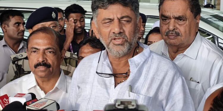 ಮಂಗಳೂರು: ನಾವು ಹಿಂದು ಧರ್ಮದವರು, ಸಂಸ್ಕೃತಿಯ ತವರೂರು ಕರ್ನಾಟಕ. ಕುಟುಂಬ ಸಮೇತವಾಗಿ ಪೂಜೆ ಸಲ್ಲಿಸಲು ಬಂದಿದ್ದೇನೆ :  ಉಪ ಮುಖ್ಯಮಂತ್ರಿ ಡಿ ಕೆ ಶಿವಕುಮಾರ್