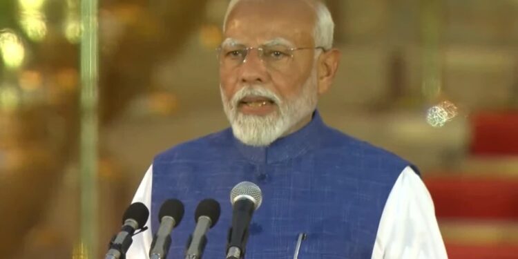 ನವದೆಹಲಿ: ಯುಗ ಪುರುಷ ನರೇಂದ್ರ ಮೋದಿ ಮೈ”ತ್ರಿ ” ಮೂಲಕ ಪಟ್ಟಾಭಿಷೇಕ ದರ್ಬಾರ್, ಪ್ರಧಾನ ಸೇವಕನಾಗಿ ಮೂರನೇ ಬಾರಿಗೆ ಪ್ರಮಾಣ ವಚನ ಸ್ವೀಕಾರ, ಕರ್ನಾಟಕದ ಐವರು ಸೇರಿ ಒಟ್ಟು 72 ಸಂಸದರು ಸಂಪುಟಕ್ಕೆ ಅಸ್ತು. ಕರಾವಳಿಯಿಂದ ಪೇಜಾವರ ಶ್ರೀಗಳ ಉಪಸ್ಥಿತಿ