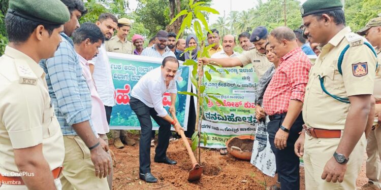 ಪುತ್ತೂರು: ಕರ್ನಾಟಕ ಅರಣ್ಯ ಇಲಾಖೆ ಪುತ್ತೂರು ‌ಹಾಗೂ ರೈ ಎಸ್ಟೇಟ್ಸ್ ಎಜುಕೇಶನಲ್ ಟ್ರಸ್ಟ್ ವತಿಯಿಂದ ವನಮಹೋತ್ಸವ