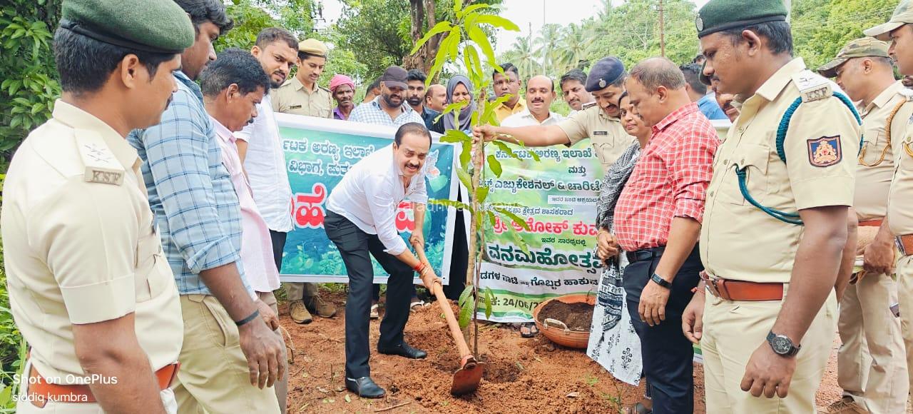 ಪುತ್ತೂರು: ಕರ್ನಾಟಕ ಅರಣ್ಯ ಇಲಾಖೆ ಪುತ್ತೂರು ಹಾಗೂ ರೈ ಎಸ್ಟೇಟ್ಸ್ ಎಜುಕೇಶನಲ್ ಟ್ರಸ್ಟ್ ವತಿಯಿಂದ ವನಮಹೋತ್ಸವ