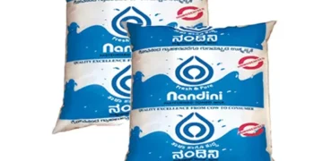 ಬೆಂಗಳೂರು: ಪೆಟ್ರೋಲ್ ಡಿಸೇಲ್ ದರ ಏರಿಕೆ ಬೆನ್ನಲ್ಲೇ ಮತ್ತೊಂದು ಶಾಕ್, ದಿನಬಳಕೆಯ ಹಾಲಿನ ದರ ಏರಿಕೆ. ನಾಳೆಯಿಂದಲೇ ಪರಿಷ್ಕೃತ ದರ ಜಾರಿಗೆ