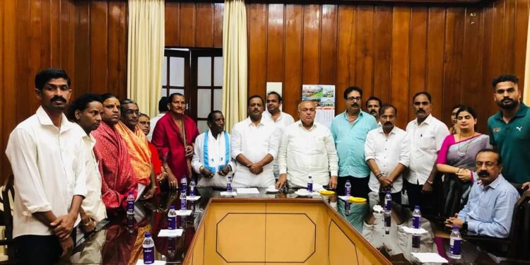 ಬೆಂಗಳೂರು: ದೈವರಾಧನೆ ಸೇವೆ ಮಾಡುವವರಿಗೆ ಸರಕಾರದಿಂದ ಮಾಶಾಸನ ನೀಡುವ ಬಗ್ಗೆ ಮುಜರಾಯಿ ಸಚಿವರಿಗೆ ಮನವಿ