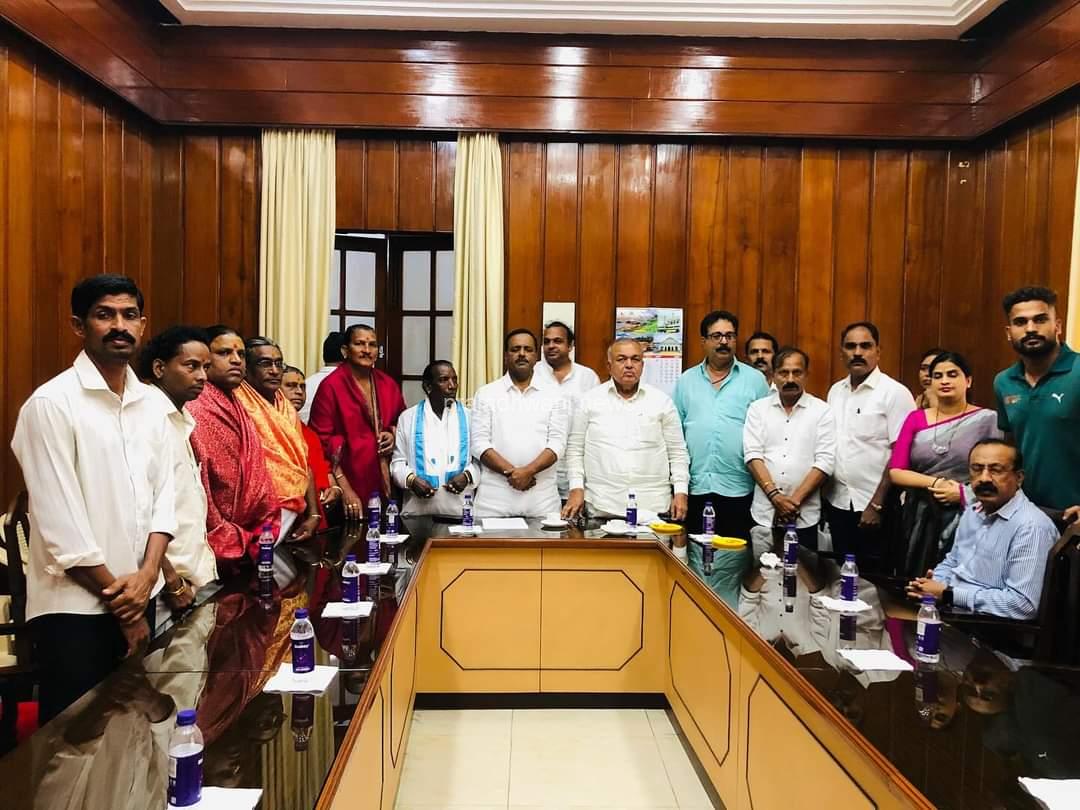 ಬೆಂಗಳೂರು: ದೈವರಾಧನೆ ಸೇವೆ ಮಾಡುವವರಿಗೆ ಸರಕಾರದಿಂದ ಮಾಶಾಸನ ನೀಡುವ ಬಗ್ಗೆ ಮುಜರಾಯಿ ಸಚಿವರಿಗೆ ಮನವಿ