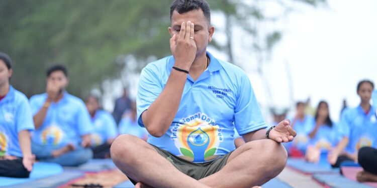 ಮಂಗಳೂರು: ಯೋಗ ವಿಥ್ ಯೋಧ ಸಸಿಹಿತ್ಲು ಕಡಲತೀರದಲ್ಲಿ ಸಂಸದ ಕ್ಯಾಪ್ಟನ್ ಬ್ರಿಜೇಶ್ ಚೌಟರೊಂದಿಗೆ ವಿಶ್ವ ಯೋಗ ದಿನಾಚರಣೆ