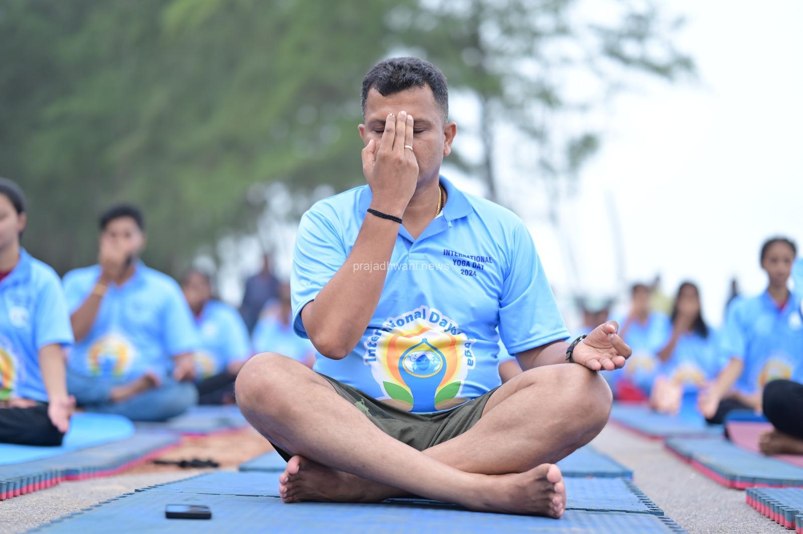 ಮಂಗಳೂರು: ಯೋಗ ವಿಥ್ ಯೋಧ ಸಸಿಹಿತ್ಲು ಕಡಲತೀರದಲ್ಲಿ ಸಂಸದ ಕ್ಯಾಪ್ಟನ್ ಬ್ರಿಜೇಶ್ ಚೌಟರೊಂದಿಗೆ ವಿಶ್ವ ಯೋಗ ದಿನಾಚರಣೆ