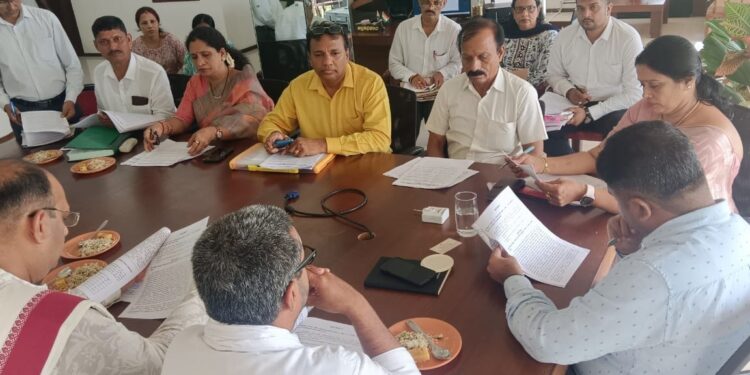 ಮಂಗಳೂರು: ಜಿಲ್ಲಾಧಿಕಾರಿ ಅಧ್ಯಕ್ಷತೆಯಲ್ಲಿ ಜಿಲ್ಲಾ ಧಾರ್ಮಿಕ ಪರಿಷತ್ ಮೊದಲ ಸಭೆ. ನರಿಮೊಗರು ಮೃತ್ಯುಂಜಯೇಶ್ವರ ದೇವಸ್ಥಾನ, ಜಲದುರ್ಗಾ ದೇವಸ್ಥಾನ ಪೆರುವಾಜೆ ವರ್ಗ ಎ ಗ್ರೇಡ್ ಗೆ.  ಜಿಲ್ಲೆಯ 152 ದೇವಾಲಯ ಸಮಿತಿ ರಚನೆಗೆ ಅಸ್ತು