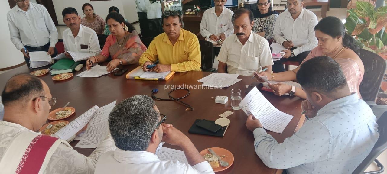 ಮಂಗಳೂರು: ಜಿಲ್ಲಾಧಿಕಾರಿ ಅಧ್ಯಕ್ಷತೆಯಲ್ಲಿ ಜಿಲ್ಲಾ ಧಾರ್ಮಿಕ ಪರಿಷತ್ ಮೊದಲ ಸಭೆ. ನರಿಮೊಗರು ಮೃತ್ಯುಂಜಯೇಶ್ವರ ದೇವಸ್ಥಾನ, ಜಲದುರ್ಗಾ ದೇವಸ್ಥಾನ ಪೆರುವಾಜೆ ವರ್ಗ ಎ ಗ್ರೇಡ್ ಗೆ. ಜಿಲ್ಲೆಯ 152 ದೇವಾಲಯ ಸಮಿತಿ ರಚನೆಗೆ ಅಸ್ತು