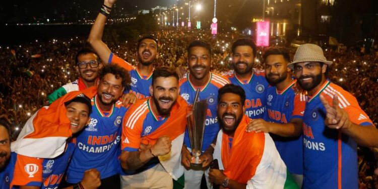 ವಾಂಖೆಡೆ ಸ್ಟೇಡಿಯಂನಲ್ಲಿ ವಂದೇ ಮಾತರಂ ಹಾಡಿದ ವಿಶ್ವ ವಿಜೇತ ಟೀಮ್​ ಇಂಡಿಯಾ