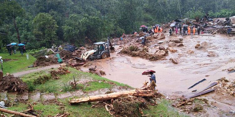 ದೇವರನಾಡು ಕೇರಳದಲ್ಲಿ ಭೀಕರ ಭೂ ಕುಸಿತ; ಸಾವಿನ ಸಂಖ್ಯೆ 20ಕ್ಕೆ ಏರಿಕೆ, ಮತ್ತಷ್ಟು ಮಂದಿ ಸಿಲುಕಿರುವ ಭೀತಿ