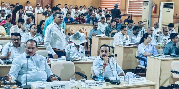 ಮಂಗಳೂರು: ಜಿಲ್ಲಾ ತ್ರೈಮಾಸಿಕ‌ ಕೆಡಿಪಿ ಸಭೆ, ಬೋರ್ವೆಲ್ ಗೆ ವಿದ್ಯುತ್ ಸಂಪರ್ಕ, ಪೃಕೃತಿ ವಿಕೋಪ ಪರಿಹಾರ, ಫ್ಲಾಟಿಂಗ್ ಸಮಸ್ಯೆ, ಅಡಿಕೆ‌ ಹಳದಿ ಹಾಗೂ ಕೊಳೆ ರೋಗ  ಶಾಶ್ವತ ಪರಿಹಾರ ಕಂಡುಕೊಳ್ಳಬೇಕಿದೆ: ಅಶೋಕ್ ರೈ