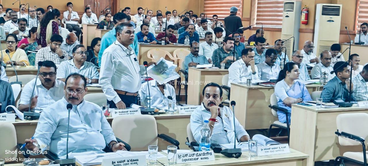 ಮಂಗಳೂರು: ಜಿಲ್ಲಾ ತ್ರೈಮಾಸಿಕ ಕೆಡಿಪಿ ಸಭೆ, ಬೋರ್ವೆಲ್ ಗೆ ವಿದ್ಯುತ್ ಸಂಪರ್ಕ, ಪೃಕೃತಿ ವಿಕೋಪ ಪರಿಹಾರ, ಫ್ಲಾಟಿಂಗ್ ಸಮಸ್ಯೆ, ಅಡಿಕೆ ಹಳದಿ ಹಾಗೂ ಕೊಳೆ ರೋಗ  ಶಾಶ್ವತ ಪರಿಹಾರ ಕಂಡುಕೊಳ್ಳಬೇಕಿದೆ: ಅಶೋಕ್ ರೈ