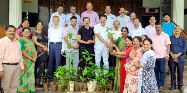 ಪುತ್ತೂರು ಒಕ್ಕಲಿಗ ಗೌಡ ಸೇವಾ ಸಂಘದಲ್ಲಿ ವನ ಮಹೋತ್ಸವದಲ್ಲಿ ಉಚಿತ ಹಣ್ಣಿನ ಗಿಡ ವಿತರಣೆ ; ಊರಿಗೊಂದು ವನ ಗುರಿ