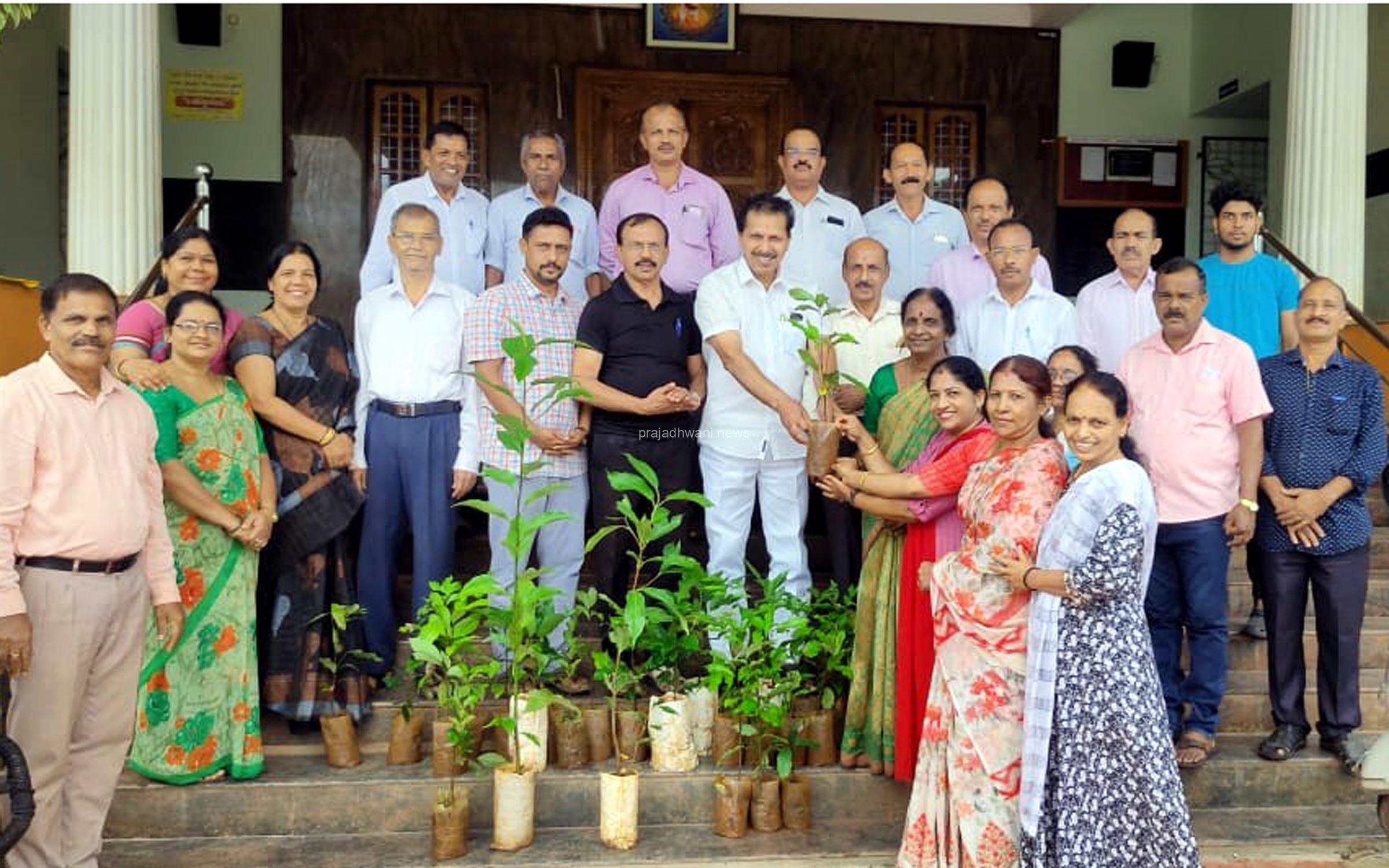 ಪುತ್ತೂರು ಒಕ್ಕಲಿಗ ಗೌಡ ಸೇವಾ ಸಂಘದಲ್ಲಿ ವನ ಮಹೋತ್ಸವದಲ್ಲಿ ಉಚಿತ ಹಣ್ಣಿನ ಗಿಡ ವಿತರಣೆ ; ಊರಿಗೊಂದು ವನ ಗುರಿ