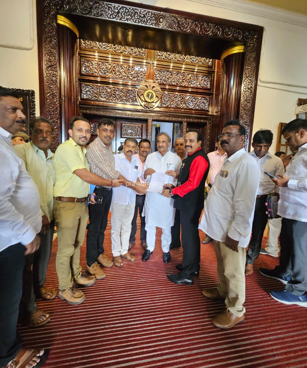 ಪುತ್ತೂರು: ವಿದ್ಯುತ್ ಗುತ್ತಿಗೆದಾರರಿಗೆ ಬ್ರೇಕ್ ಡೌನ್ ಕಾಮಗಾರಿ ಭತ್ಯೆ ನೀಡುವಂತೆ ಇಂಧನ ಸಚಿವರಿಗೆ ಮನವಿ ನೀಡಿದ ಅಶೋಕ್ ಕುಮಾರ್ ರೈ