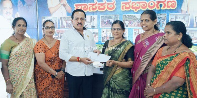 ಅಂಗನವಾಡಿ ಕಾರ್ಯಕರ್ತೆಯರ ಸೇವಾಂಜಲಿ ಟ್ರಸ್ಟ್ಗೆ ಶಾಸಕರಿಂದ 50ಸಾವಿರ ರೂ. ಸಹಾಯಧನ
