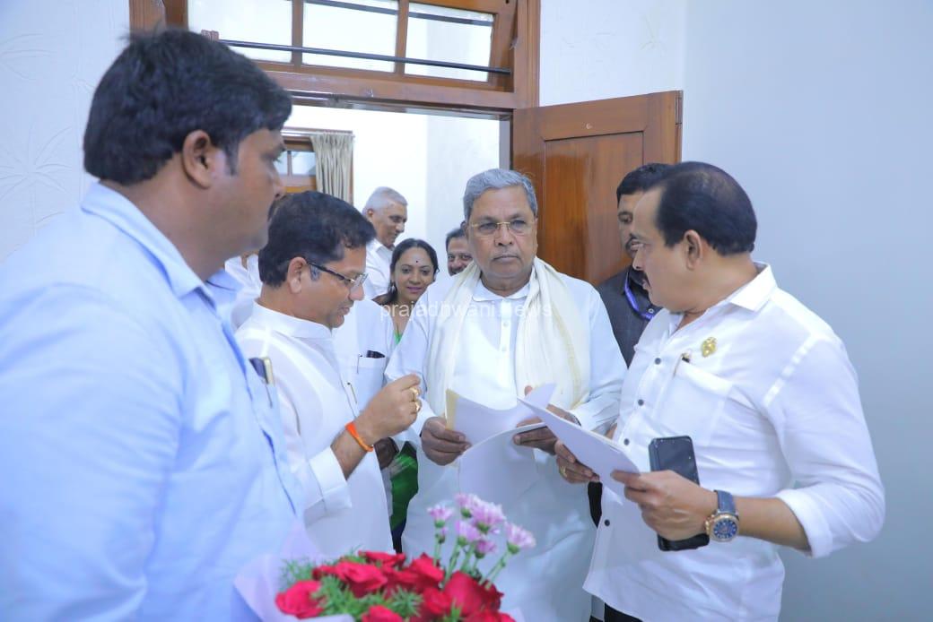 ಪುತ್ತೂರು: ಮೆಡಿಕಲ್ ಕಾಲೇಜು ಮತ್ತು ಕ್ಷೇತ್ರಕ್ಕೆ ಹೆಚ್ಚು ಅನುದಾನ ನೀಡುವಂತೆ ಸಿದ್ದರಾಮಯ್ಯರಿಗೆ ಮನವಿ ಮಾಡಿದ ಶಾಸಕ ಅಶೋಕ್ ರೈ