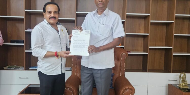 ಬೆಂಗಳೂರು: ಲೋಕೋಪಯೋಗಿ ಮತ್ತು ಸಣ್ಣ ನೀರಾವರಿ ಸಚಿವ ಸತೀಶ್ ಜಾರಕಿಹೊಳಿ ಬೇಟಿಯಾದ ಅಶೋಕ್ ರೈ. ಗ್ರಾಮೀಣ ಭಾಗದ ಅಭಿವೃದ್ಧಿಗೆ ಮಾನ್ಯತೆ ನೀಡುವಂತೆ ಮನವಿ